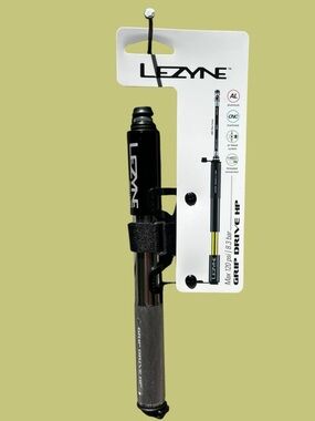 🚲NEW w/tags Lezyne Grip Drive HP Medium Silver